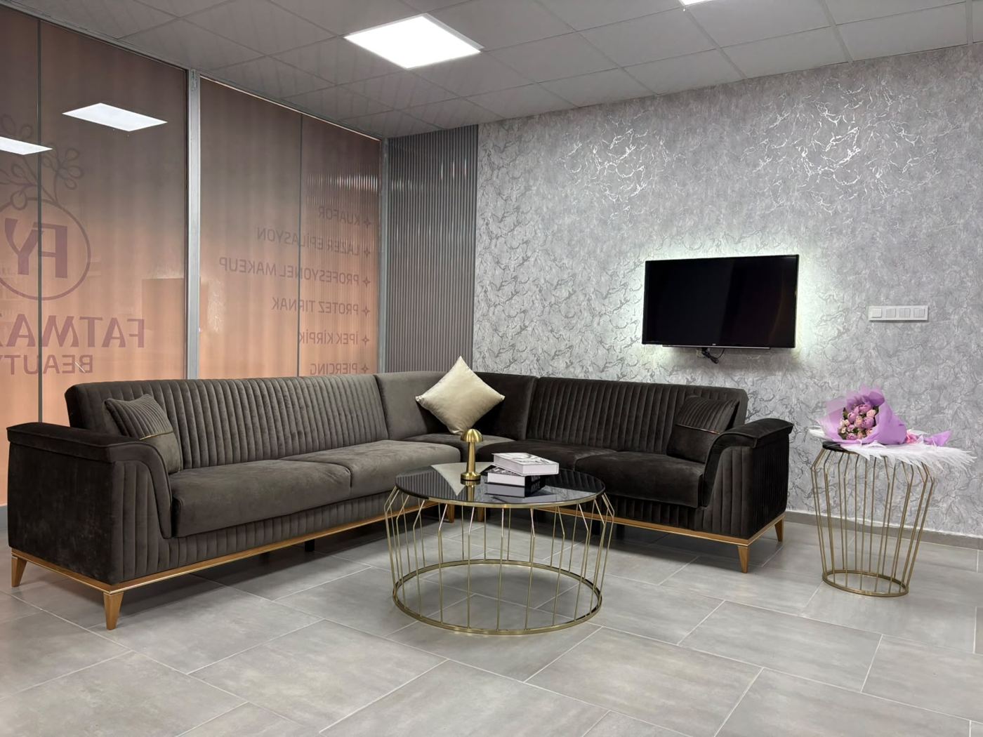 Kahverengi köşe koltuklu bekleme salonu