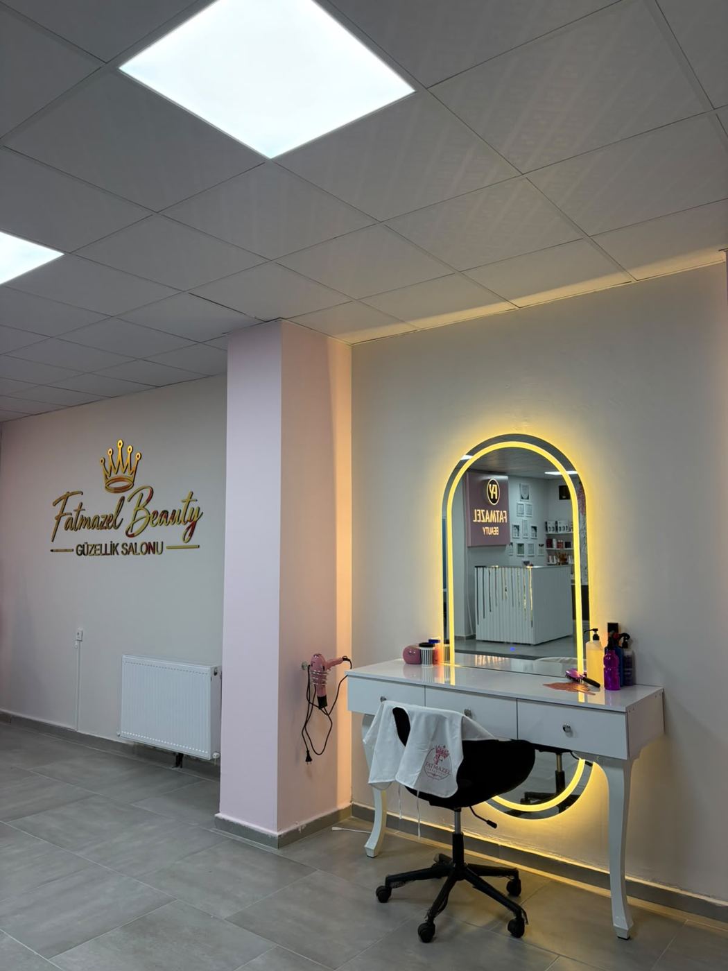 Altın Fatmazel Beauty yazısı ve ışıklı ayna
