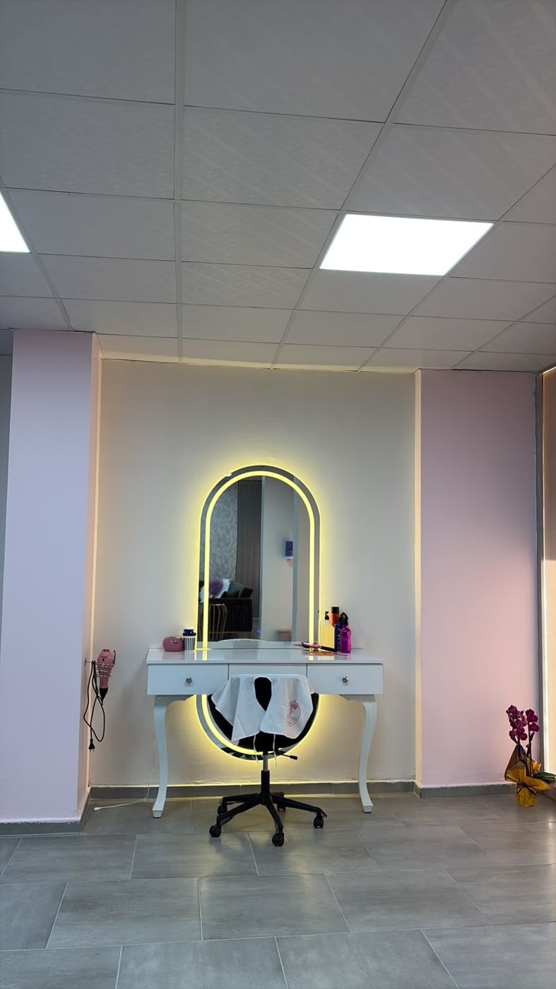 Işıklı oval ayna ve makyaj masası
