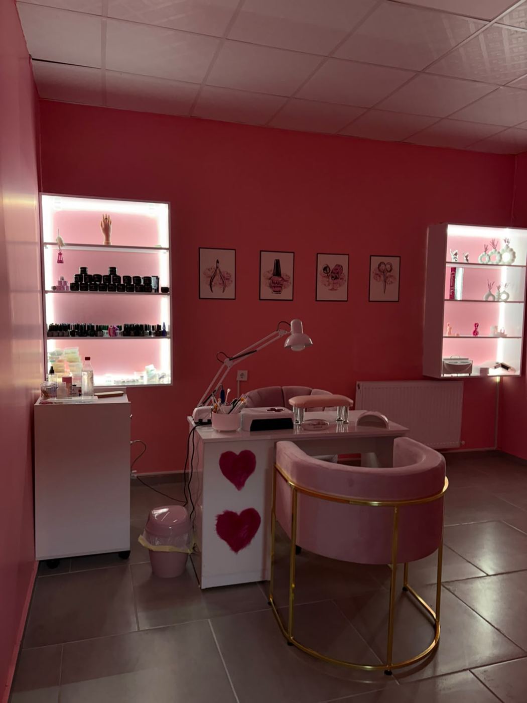Pembe duvarlı tırnak odası, pembe koltuk ve manikür masası