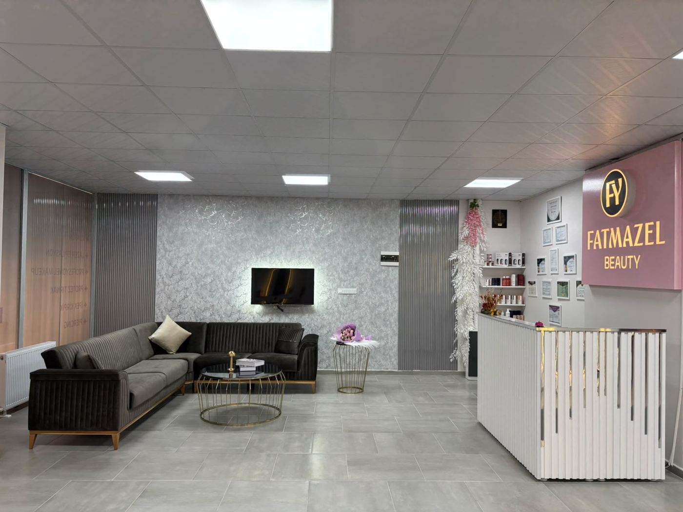 Pembe Fatmazel Beauty tabelalı karşılama bankosu