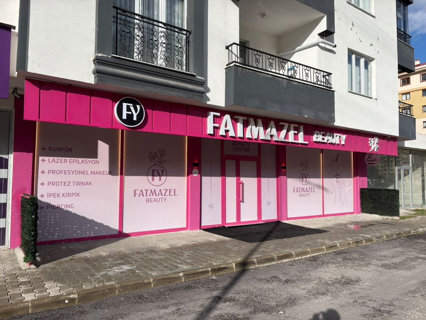 Pembe Fatmazel Beauty dükkan cephesi ve hizmet listesi
