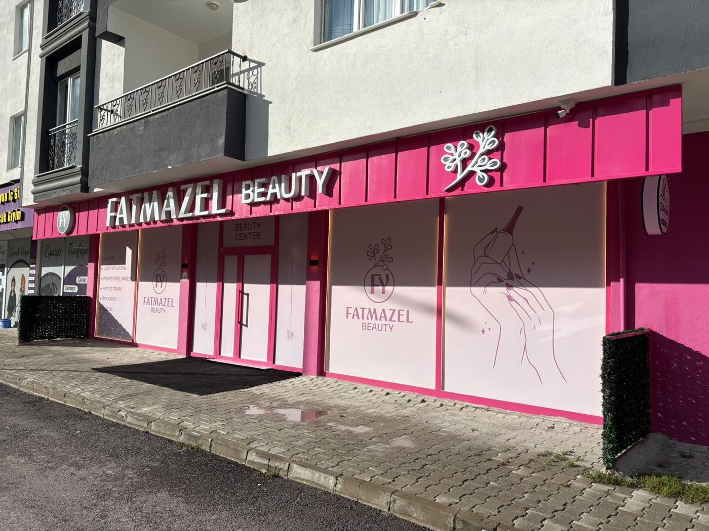 Fatmazel Beauty pembe cephesi, sokaktan görünüm